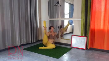 Regina Noir in yellow tights, doing yoga in the gym, no panties on. Public yoga class with naked people.